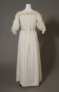 Camisón de Bertha Palmer, c.1880, algodón blanco, encaje, bordado y cinta de seda de Unknown artist