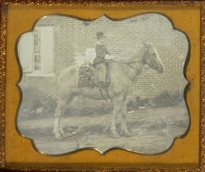 [Niño con sombrero a caballo]