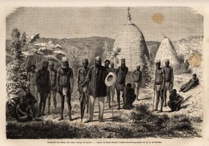 Jefe Mango, cuya tribu Kone fue debilitada por ataques sucesivos de las tribus de montaña, encontró refugio en Gatope, en la costa por un pueblo amigo liderado por el Jefe Kahoua (con sombrero y paraguas). Grabado para ilustrar el viaje a Nueva Caledonia,  de Unknown artist