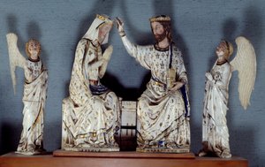 Coronación de la Virgen. Cristo, con una corona de rey, corona a la Virgen. Dos ángeles son testigos. Grupo de marfil tallado. Finales del siglo XIII. París, Museo del Louvre