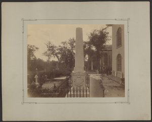 Monumento desplazado, Iglesia Luterana de San Juan, calle Archdale entre Clifford y King, mirando al sur, Charleston.