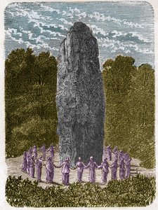 Druidesa bailando alrededor de un menhir.