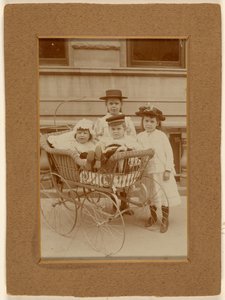 [Cuatro niños en Nueva York: dos en cochecito, dos de pie].