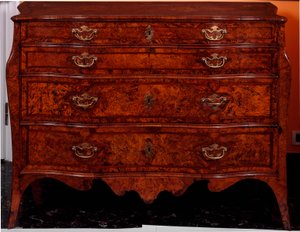 Mueble: cómoda de madera de cedro. Aproximadamente 1735-1745. Dim. 97x137x68 cm. Colección privada de Unknown artist