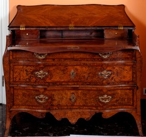 Mueble: cómoda de madera de cedro. Aproximadamente 1735-1745. Dim. 97x137x68 cm. Colección privada de Unknown artist