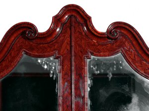 Mueble: trumeau en palo de rosa. Detalle de la parte superior. Aproximadamente 1735. Dim. 257x130x61 cm. Colección privada