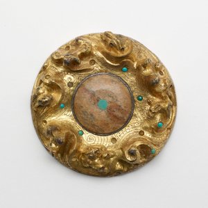 Placa de bronce dorado con animales en un paisaje de Unknown artist