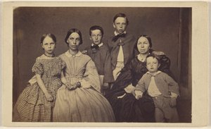 [Retrato de familia en grupo, dos mujeres y cuatro niños]
