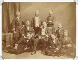 [Retrato de grupo de oficiales navales] de Unknown artist