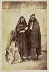 [Retrato de grupo de tres mujeres] de Unknown artist
