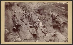 [Grupo posando en la ladera] de Unknown artist
