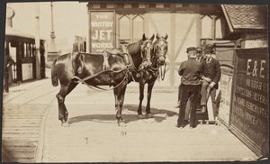 [Caballos fuera de la Whitby Jet Works]
