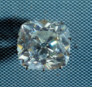 Joya: diamante conocido como Le Regent, adquirido por Thomas Pitt, gobernador del fuerte de Madrás en 1702, comprado por el regente Felipe II Duque de Orleans (1674-1723) en 1717. París, Museo del Louvre de Unknown artist