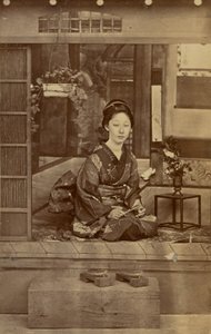 [Mujer japonesa arrodillada]