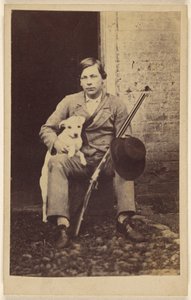 [Hombre sentado con un perro blanco, un rifle y un sombrero apoyado en su pierna] de Unknown artist