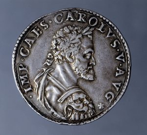 Moneda acuñada en nombre e imagen del emperador Carlos V (1500-1558). de Unknown artist