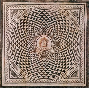 Suelo de mosaico con cabeza de Medusa