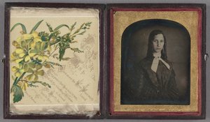 [Retrato de una mujer de aspecto triste con tirabuzones]