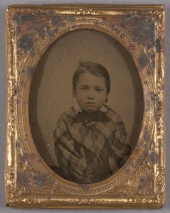 [Retrato de un niño con abrigo a cuadros y pajarita]