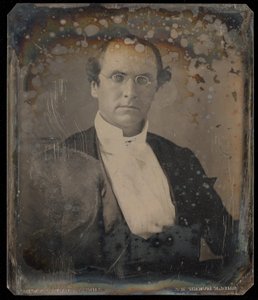 [Retrato de un hombre sentado con gafas ovaladas de montura de alambre] de Unknown artist