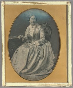 [Retrato de una mujer sentada con un vestido largo y vaporoso] de Unknown artist