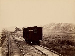[Vagón de ferrocarril en las vías] de Unknown artist