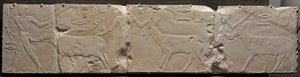 Relieve de hombres trayendo animales del desierto
