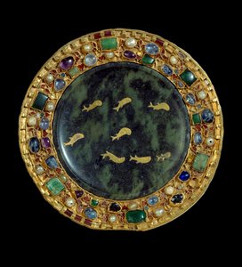 Objeto religioso: patena de serpentina que data del siglo I a.C. o del Bajo Imperio Romano y marco de oro incrustado con perlas y piedras preciosas que data del período de Carlos el Calvo (850-900 d.C.). París, Museo del Louvre de Unknown artist