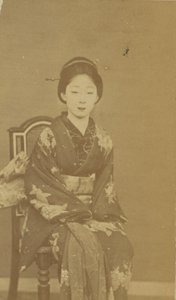 [Mujer japonesa sentada]