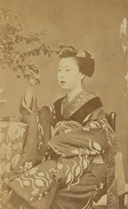 [Mujer japonesa sentada]
