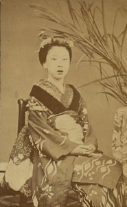[Mujer japonesa sentada]