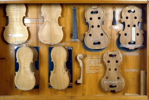 Etapa de fabricación de un violín. Siglo XIX. de Unknown artist