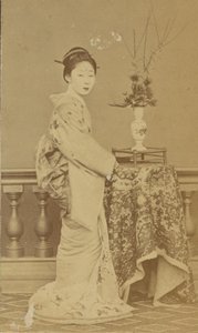 [Mujer japonesa de pie] de Unknown artist