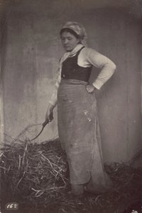 [Mujer de pie con una guadaña]