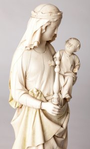 Estatua. Madonna y Niño. Donación de Mgr Cantineau, decano del capítulo de la catedral. Marfil. Siglo XIII. Detalle, busto. de Unknown artist