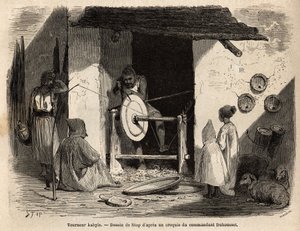 El artesano tornero kabyle en su taller hace una enorme bandeja de madera que se usa para todos los propósitos, domésticos y agrícolas, en Kabilia (Argelia). Grabado para ilustrar la excursión a la gran Kabilia, entre el Mediterráneo y el Djurjura, en 1863 de Unknown artist