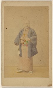 El Doctor Japonés, en traje de calle.