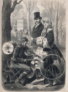 El hombre orquesta de los Campos Elíseos en París. Lleva un sombrero de campanas, una caja de rodillos en la espalda, platillos en las rodillas y toca el violín. Grabado en “Le Monde illustré” de 1862. Colección privada.