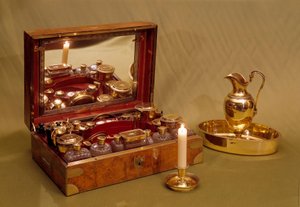 Necesidades de viaje para el tocador. Colección privada del siglo XVIII de Unknown artist