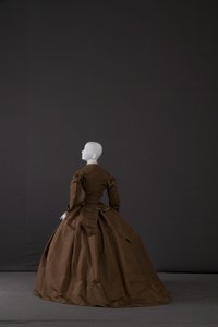 Vestido de ajuar (vista oblicua trasera) de Unknown artist