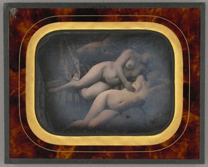 Dos mujeres abrazadas