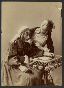 [Dos mujeres en el escritorio] de Unknown artist
