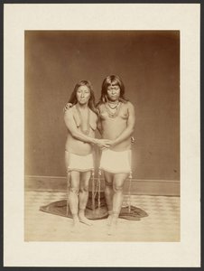 [Dos mujeres tomadas de la mano] de Unknown artist