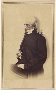 [Anciano calvo no identificado sentado, sosteniendo un pince-nez] de Unknown artist