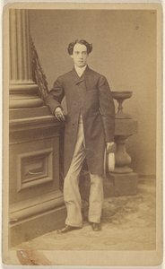 [Hombre no identificado con guantes, sosteniendo un sombrero de paja en su mano izquierda, de pie] de Unknown artist