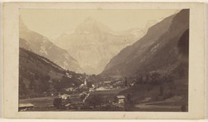 [Vista no identificada de un valle con una montaña en el fondo central] de Unknown artist