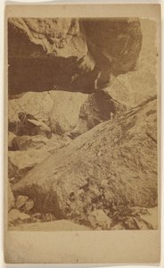 [Vista no identificada de grandes rocas] de Unknown artist