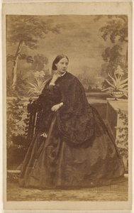 [Mujer no identificada sentada, con la mano en el cuello] de Unknown artist