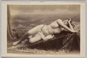 Sin título (desnudo recostado en una alfombra sobre un fondo pintado de olas) de Unknown artist