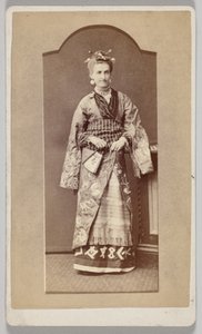 Sin título (mujer blanca con kimono japonés y abanico) de Unknown artist